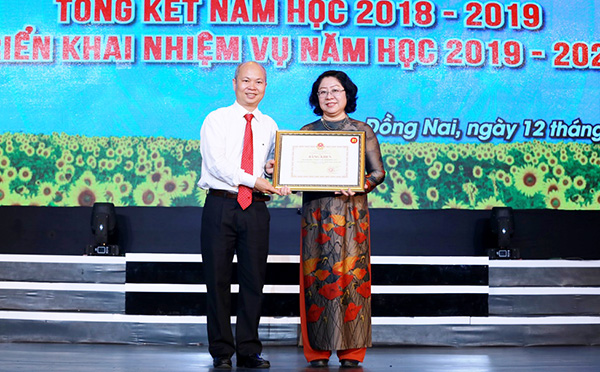 Đại diện Bộ GD-ĐT trao bằng khen hoàn thành xuất sắc nhiệm vụ năm học 2018-2019 cho Sở GD-ĐT Đồng Nai