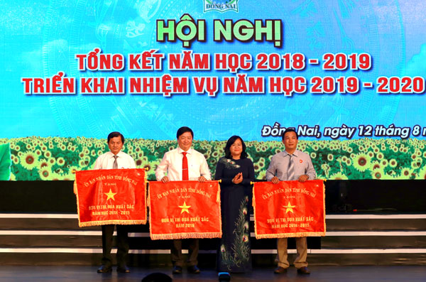 Phó chủ tịch UBND tỉnh Nguyễn Hoà Hiệp trao Cờ thi đua cho 3 tập thể lao động xuất sắc của Sở GD-ĐT