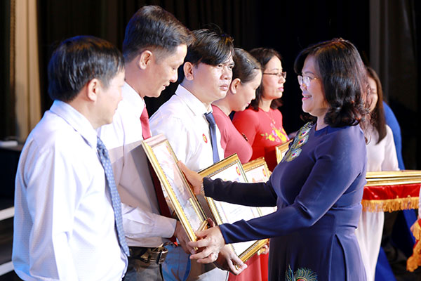 Phó chủ tịch UBND tỉnh Nguyễn Hoà Hiệp trao bằng khen của UBND tỉnh cho các đơn vị hoàn thành xuất sắc nhiệm vụ năm học 2018-2019