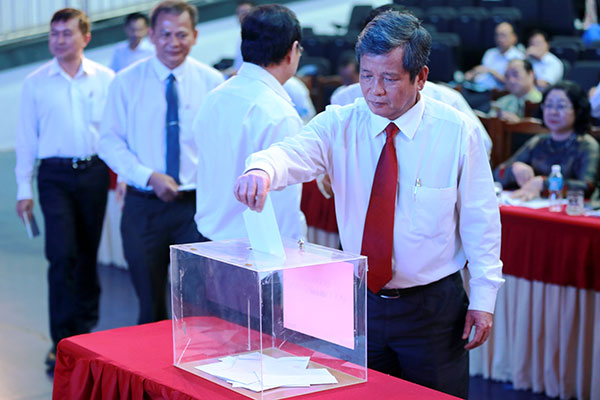 Tổng biên tập báo Đồng Nai Nguyễn Tôn Hoàn ủng hộ Quỹ Tấm lòng vàng của Công đoàn Ngành giáo dục.