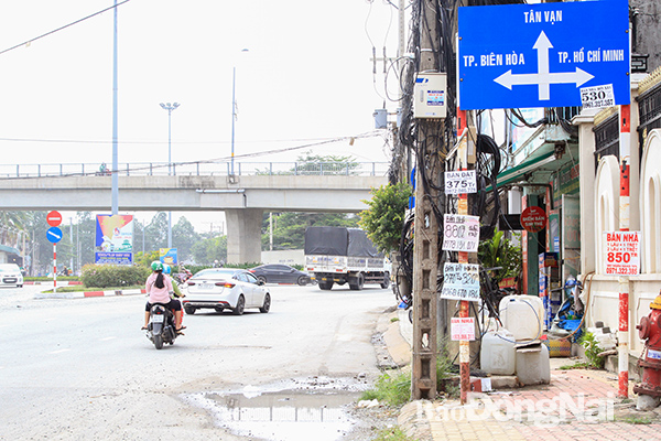 Quảng cáo “rác” nằm ở phía dưới và “leo” lên biển báo chỉ dẫn đường bộ ở khu vực ngã tư dưới chân cầu vượt Hóa An (thuộc phường Tân Hạnh, TP.Biên Hòa)