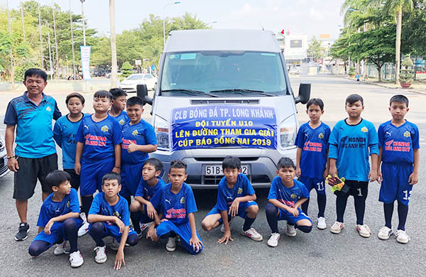 Đội bóng nhi đồng TP.Long Khánh có mặt tại Nhà thi đấu Trung tâm huấn luyện và thi đấu TDTT tỉnh chiều 12-8 để sẵn sàng tranh tài tại giải. Ảnh: C.NGHĨA