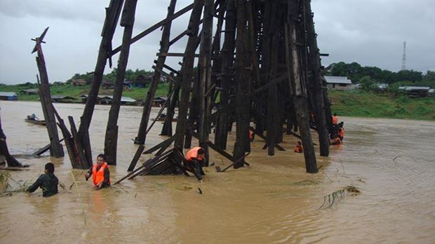 Binh sỹ Thái Lan nỗ lực giải phóng dòng chảy dưới chân cầu Mon. (Nguồn: floodlist.com)