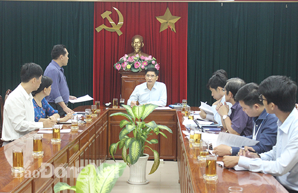 Phó chủ tịch UBND tỉnh Trần Văn Vĩnh chủ trì cuộc họp.