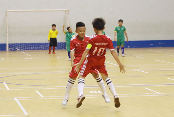 Màn ăn mừng sau khi ghi bàn thắng của hai cầu thủ TP. Biên Hòa