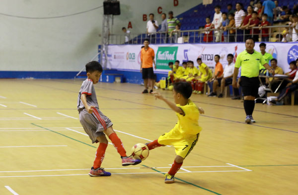 Đội Xuân Lộc (áo vàng) chiến thắng đậm trước đội Tân Phú
