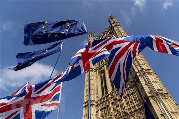 Cờ Anh (phía dưới) và cờ EU (phía trên) tại thủ đô London, Anh, ngày 28-3-2019. (Nguồn: AFP/TTXVN)