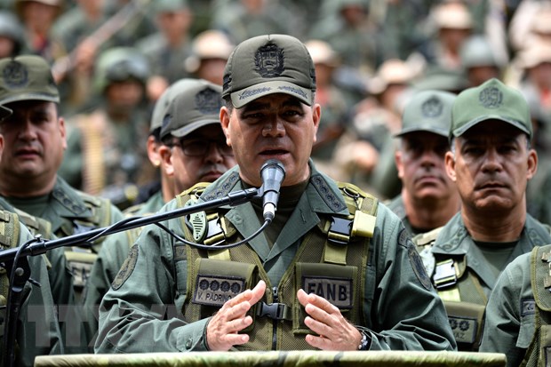 Bộ trưởng Quốc phòng Venezuela Vladimir Padrino phát biểu tại cuộc họp báo ở Caracas. (Nguồn: AFP/TTXVN)