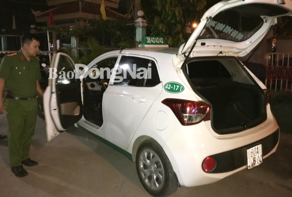 xe taxi biển số 60A -44600 được đưa về trụ sở Công an phường Hóa An để tiếp tục điều tra.