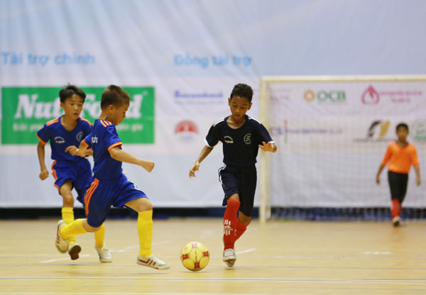 Vượt qua đội Long Thành ở lượt trận cuối, đội Vĩnh Cửu (xanh dương) sẽ gặp đội Biên Hòa ở tứ kết