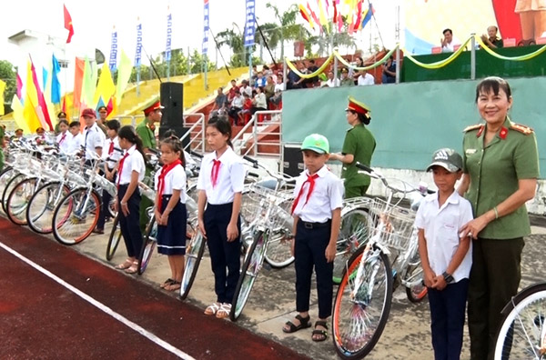 Phó giám đốc công an tỉnh Đại tá Trần Thị  Ngọc Thuận trao xe dạp cho các em học sinh