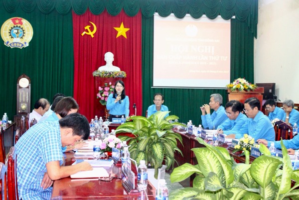 Chủ tịch Liên đoàn Lao động tỉnh Nguyễn Thị Như Ý phát biểu tại hội nghị.