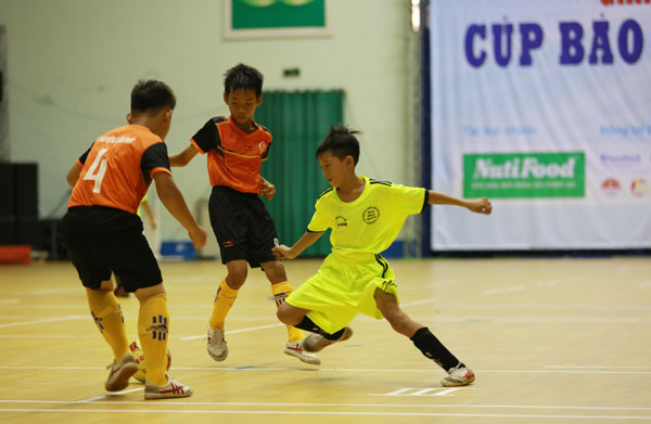 Đội huyện Cẩm Mỹ kết thúc vòng loại với vị trí nhất bảng A. Trong ảnh: Cẩm Mỹ (áo cam) thắng 4-1 trước Thống Nhất