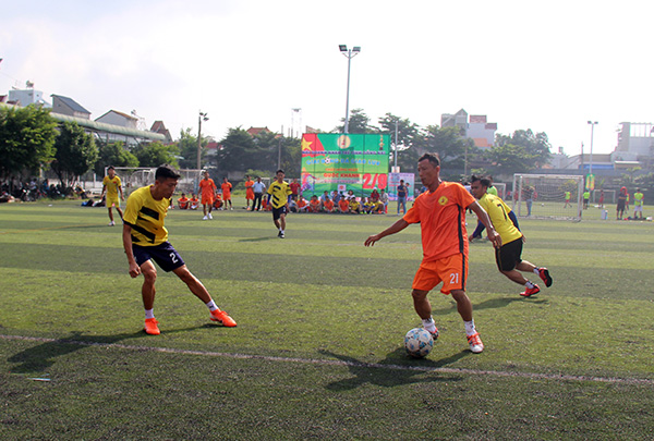 Đội bóng của Hội Doanh nhân trẻ Đồng Nai (áo cam) giành ngôi vô địch của giải.