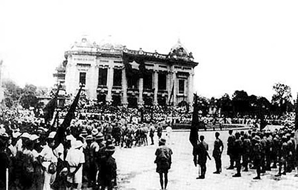 Những ngày tháng Tám năm 1945 sôi sục ở thủ đô Hà Nội. Ảnh: TL