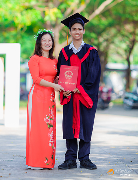 Em Phạm Tiến Trung chụp hình lưu niệm cùng cô chủ nhiệm lớp 12 chuyên Hóa 2, Trường THPT chuyên Lương Thế Vinh Đỗ Thị Phương trong ngày tốt nghiệp THPT