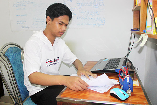 Chàng thủ khoa Trường đại học y dược TP.Hồ Chí Minh Phạm Tiến Trung đang chuẩn bị hồ sơ nhập học