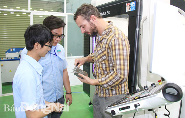 Sinh viên Trường cao đẳng công nghệ quốc tế Lilama 2 thực hành với giảng viên đến từ Cộng hòa Liên bang Đức. Ảnh: T.Nam