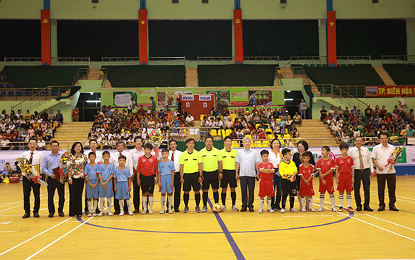 Lãnh đạo tỉnh, nhà tài trợ và ban tổ chức động viên hai đội thi đấu trận chung kết