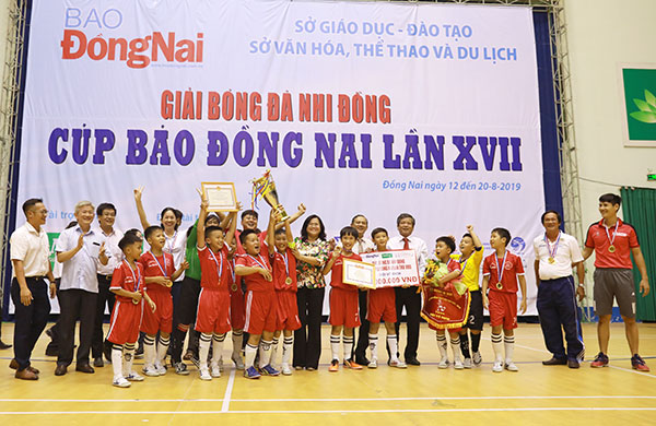 Phó chủ tịch UBND tỉnh Nguyễn Hòa Hiệp, Phó trưởng ban Tuyên giáo Tỉnh ủy Phạm Tấn Linh cùng ban tổ chức giải trao cúp vô địch cho đội TP. Biên Hòa