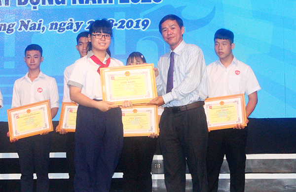 Phó Tổng Biên tập báo Đồng Nai Đinh Kim Tuấn trao thưởng cho các học sinh đạt giải.