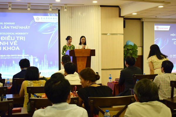 Các bác sĩ báo cáo phương pháp kỹ thuật mới tại hội nghị.