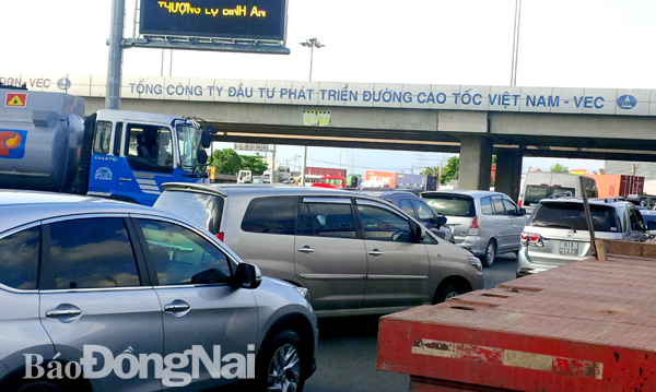 Ùn tắc giao thông trên quốc lộ 51 tại nút giao với đường cao tốc TP.Hồ Chí Minh - Long Thành - Dầu Giây