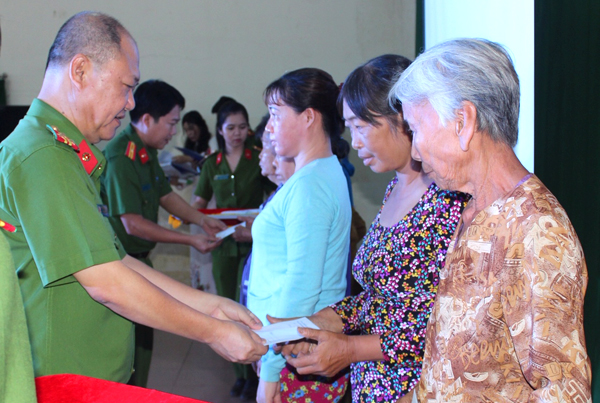 Thượng tá Phạm Hoàng Tiến, Phó trưởng Công an TP.Biên Hòa tặng quà cho các hộ gia đình có hoàn cảnh khó khăn ở phường Tân Vạn