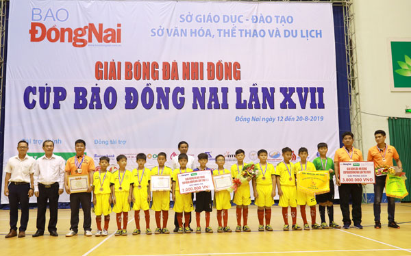 Ban tổ chức trao giải ba cho đội bóng nhi đồng huyện Xuân Lộc