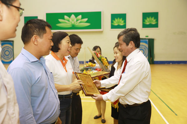 Tổng biên tập Báo Đồng Nai, Trưởng Ban tổ chức giải Nguyễn Tôn Hoàn tặng hoa, thư cám ơn cho các nhà tài trợ
