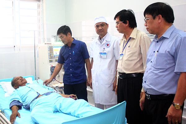 Lãnh đạo Bệnh viện đa khoa Thống Nhất và Trung tâm y tế huyện Trảng Bom thăm hỏi sức khỏe một bệnh nhân đang chạy thận tại Trung tâm y tế huyện Trảng Bom.