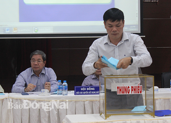 Đại diện Trung tâm Phát triển quỹ đất tỉnh kiểm tra phiếu đấu giá của khách hàng