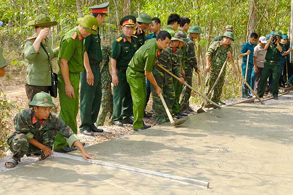 Công an tỉnh và Bộ Chỉ huy quân sự tỉnh phối hợp công tác dân vận tại xã Long An (huyện Long Thành). Ảnh: Tư liệu