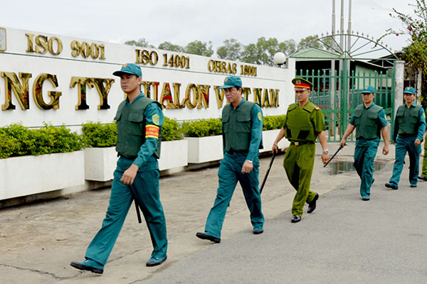 Lực lượng công an và quân sự huyện Nhơn Trạch phối hợp tuần tra trong các khu công nghiệp