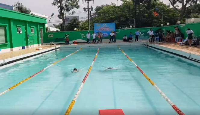 Các VĐV tham gia thi đấu tại giải bơi học sinh tiểu học - THCS huyện Vĩnh Cửu