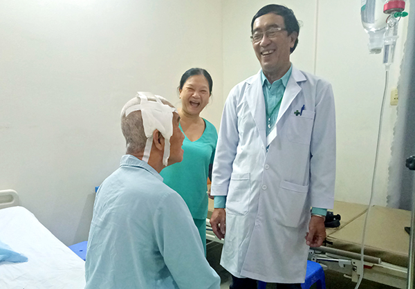 Bác sĩ Huỳnh Hoàng Châu kiểm tra sức khỏe cho bệnh nhân E. chiều ngày 23-8.