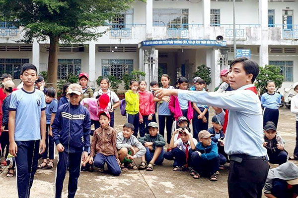 Thầy Trần Hữu Thạch làm quản trò trong một buổi sinh hoạt Đội tại Trường THCS Bảo Quang (TP.Long Khánh)