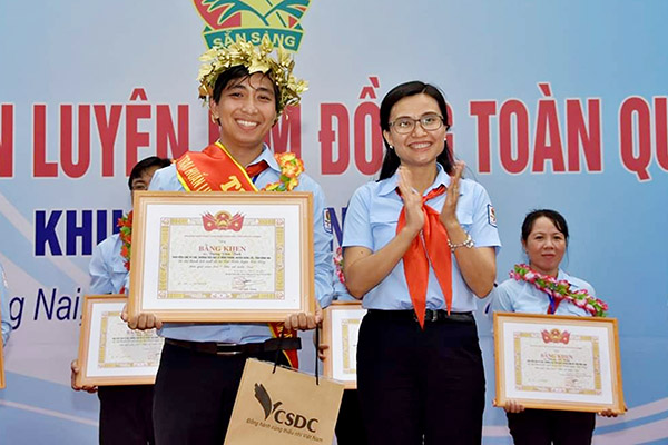 Thầy Trần Hữu Thạch nhận danh hiệu thủ khoa Trại Huấn luyện Kim Đồng toàn quốc khu vực phía Nam năm 2018 do Hội đồng Đội Trung ương tổ chức. Ảnh: Nhân vật cung cấp