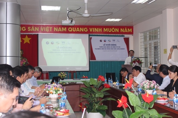 Giám đốc Sở Y tế Phan Huy Anh Vũ phát biểu tại lễ khởi động triển khai bệnh án điện tử tại Bệnh viện đa khoa khu vực Long Khánh.