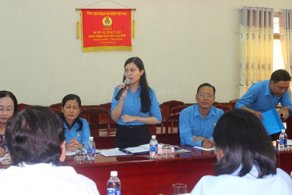 Phó Tổng biên tập báo Lao động Đồng Nai Hoàng Thị Bích Phú phát biểu cảm nghĩ trước khi Liên đoàn Lao động tỉnh bàn giao báo Lao động Đồng Nai về báo Đồng Nai.