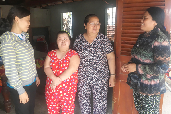 Bà Trần Thị Tuyết Nhung (bìa phải) đến thăm hỏi mẹ con bà Lê Thị Vân