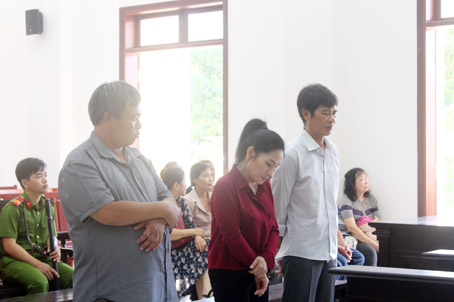Các bị cáo: Nguyễn Văn Tình, Nguyễn Thị Chí Sương, Đặng Trọng Nhân (từ phải qua) tại phiên tòa