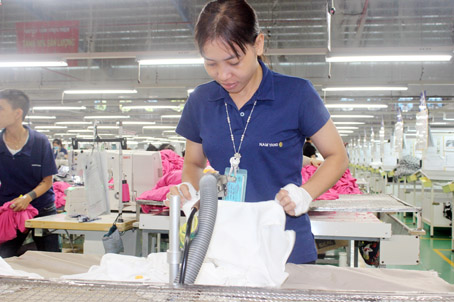 Công nhân lao động Công ty TNHH NamYang Sông Mây (huyện Trảng Bom) trong giờ làm việc. Ảnh: H.Dung