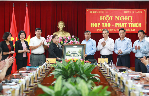 Phó bí thư thường trực Tỉnh ủy Hồ Thanh Sơn tặng quà cho Phó Bí thư Thành ủy, Chủ tịch HĐND thành phố Hà Nội Nguyễn Thị Bích Ngọc. Ảnh: Huy Anh