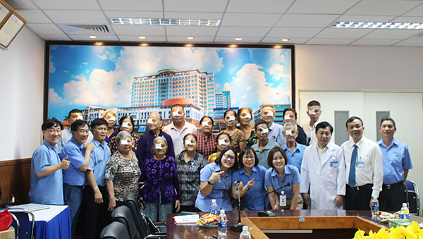Ban giám đốc Công ty và Bệnh viện chụp hình lưu niệm với những thân nhân người lao động được mổ mắt dịp này