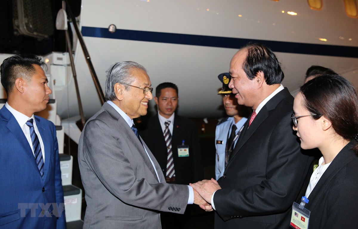 Bộ trưởng, Chủ nhiệm Văn phòng Chính phủ Mai Tiến Dũng đón Thủ tướng Malaysia Mahathir Mohamad. (Ảnh: Dương Giang/TTXVN)