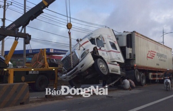 Container húc sập dải phân cách