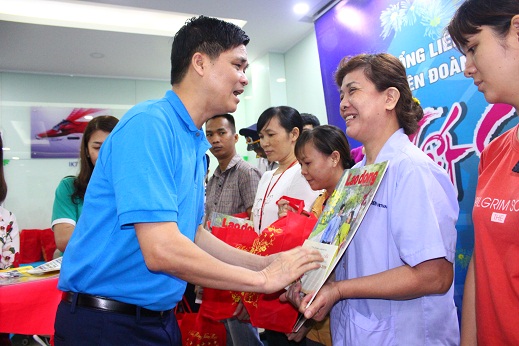 Công nhân lao động Công ty TNHH Pouchen Việt Nam nhận quà từ lãnh đạo Tổng Liên đoàn Lao động Việt Nam dịp Tết Nguyên đán 2019