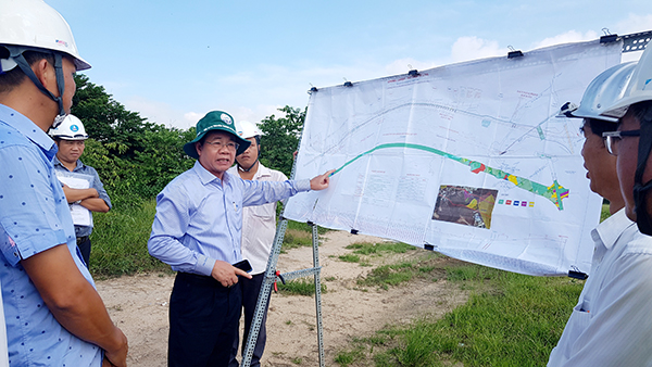 Phó chủ tịch UBND tỉnh Nguyễn Quốc Hùng kiểm tra thực địa công tác giải phóng mặt bằng dự án đường cao tốc Bến Lức - Long Thành