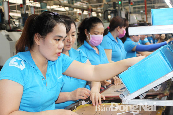 Công nhân Công ty Changshin Việt Nam trong giờ làm việc Ảnh: HỒ THẢO